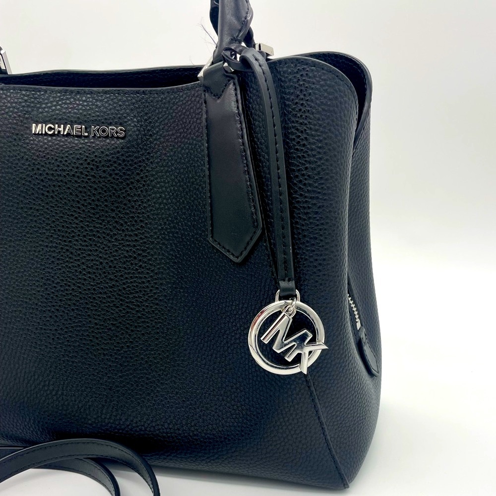 🎉🎉🎉SOLD🎉🎉🎉Black & Silver Michael Kors Purse